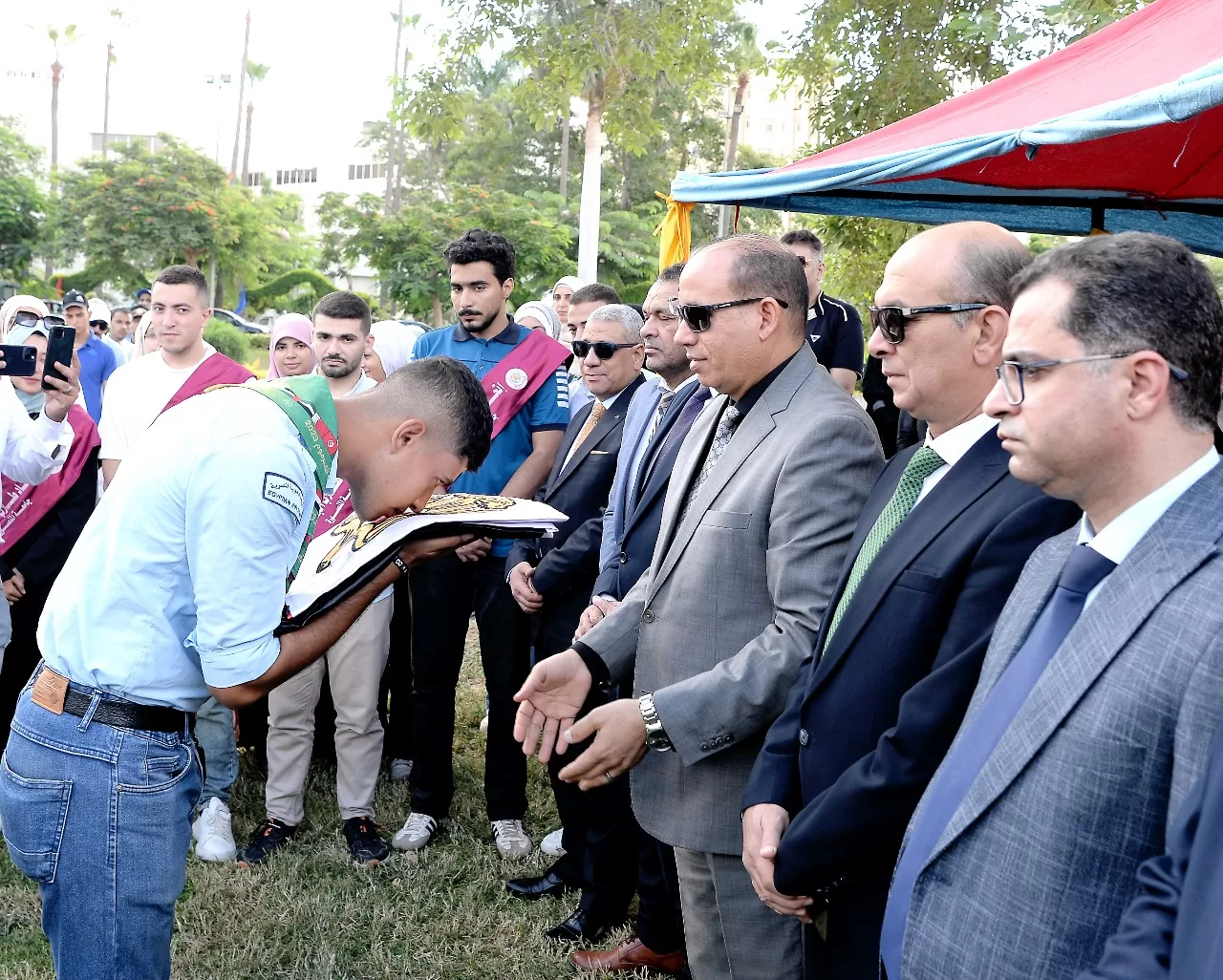في أول أيام الدراسة.. رئيس جامعة المنصورة يشارك الطلاب تحية العلم ويؤكد على قيم الولاء والانتماء 4 - جريدة الجمهورية IMG 20250921 WA0248 - جريدة الجمهورية