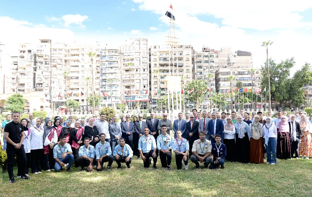 في أول أيام الدراسة.. رئيس جامعة المنصورة يشارك الطلاب تحية العلم ويؤكد على قيم الولاء والانتماء 6 - جريدة الجمهورية IMG 20250921 WA0250 - جريدة الجمهورية