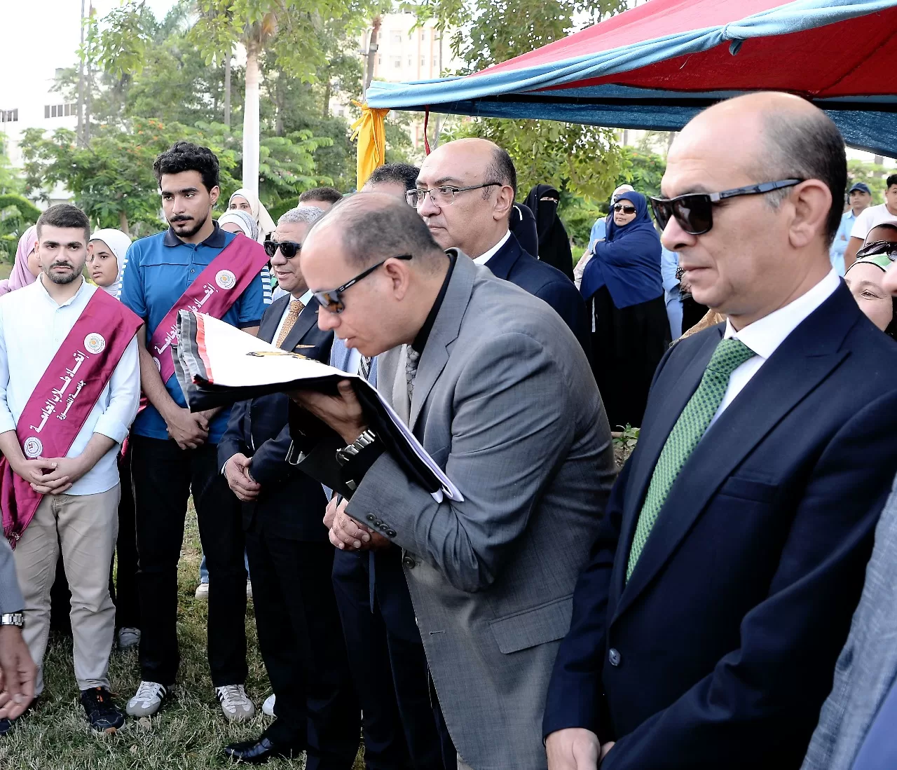 في أول أيام الدراسة.. رئيس جامعة المنصورة يشارك الطلاب تحية العلم ويؤكد على قيم الولاء والانتماء 2 - جريدة الجمهورية IMG 20250921 WA0251 - جريدة الجمهورية