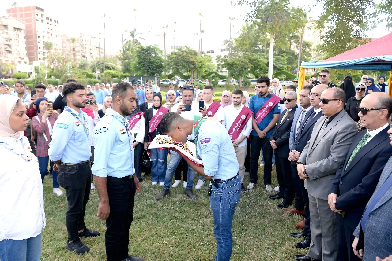 في أول أيام الدراسة.. رئيس جامعة المنصورة يشارك الطلاب تحية العلم ويؤكد على قيم الولاء والانتماء 5 - جريدة الجمهورية IMG 20250921 WA0254 - جريدة الجمهورية