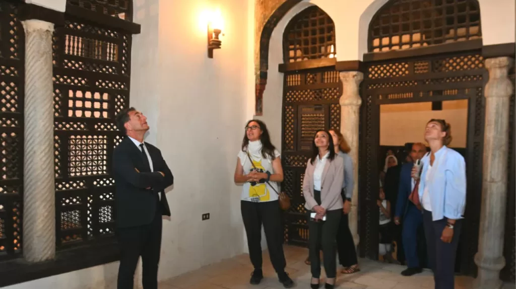 من قلب مدينة رشيد..محافظ البحيرة والسفير الفرنسي يتفقدان الحرف اليدوية وصناعة السجاد اليدوي 5 - جريدة الجمهورية IMG 20250925 WA0018 - جريدة الجمهورية