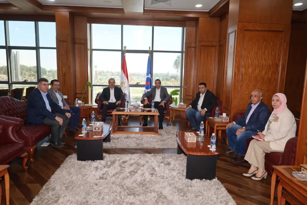 «شيمي» يبحث مع «الشاذلي» دفع عجلة التنمية الصناعية والاستثمارية بالسويس 2 - جريدة الجمهورية IMG 20251014 WA0007 - جريدة الجمهورية