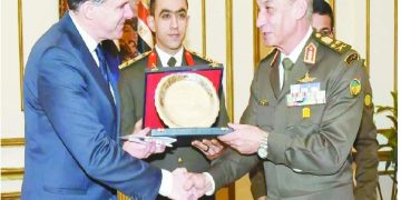 وزير الدفاع يلتقى منسق الشرق الأوسط وشمال أفريقيا لمجلس الأمن القومى الأمريكى