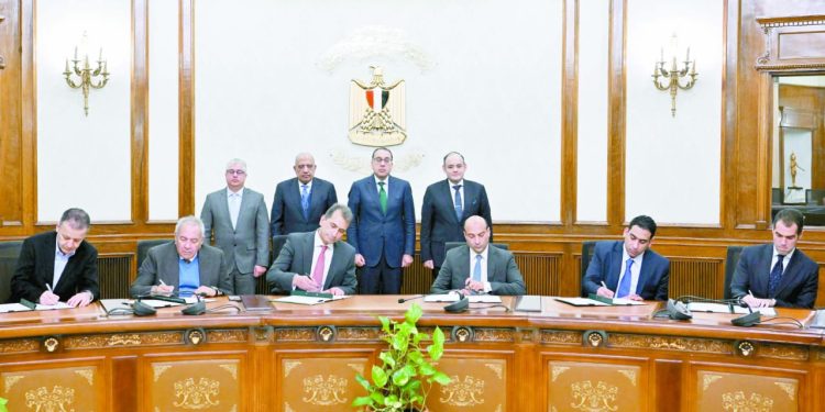 رئيس الوزراء يشهد توقيع 5 اتفاقيات للشراكة بين «اقتصادية قناة السويس» والقطاع الخاص  1 - جريدة الجمهورية رئيس الوزراء يشهد توقيع 5 اتفاقيات للشراكة بين «اقتصادية قناة السويس» والقطاع الخاص