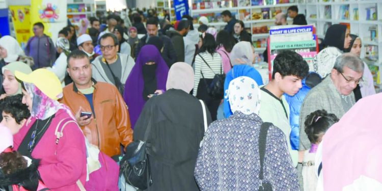 الإقبال.. يتزايد على أجنحة معرض القاهرة الدولى للكتاب