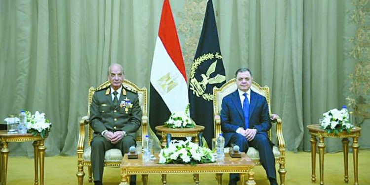 للتهنئةبـ «عيدالشرطة».. اللواء محمود توفيق يستقبل الفريق أول محمدزكى