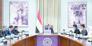 مدبولى يبحث مع رئيس «سامسونج» زيادة استثماراتها فى مصر