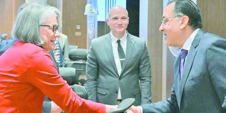 رئيس الوزراء يستقبل رئيسة الاتحاد الدولى لجمعيات الصليب والهلال الأحمر 1 - جريدة الجمهورية رئيس الوزراء يستقبل رئيسة الاتحاد الدولى لجمعيات الصليب والهلال الأحمر