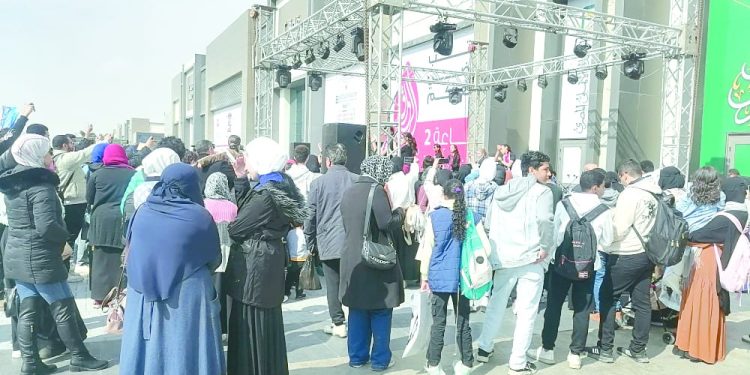 آلاف المواطنين يشاركون فى اليوم الختامى لمعرض القاهرة للكتاب