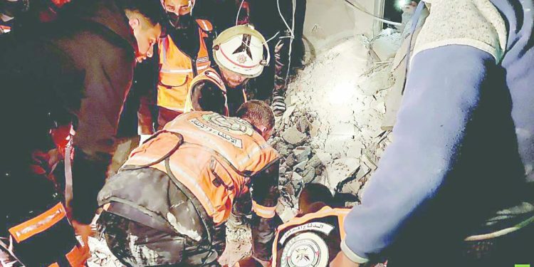 غزة تنزف ضحاياها .. والاحتلال يواصل عدوانه 1 - جريدة الجمهورية غزة تنزف ضحاياها .. والاحتلال يواصل عدوانه