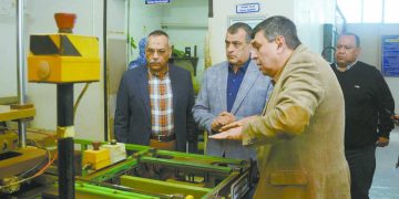 وزير الإنتاج الحربى يتابع سير العمل فى «قها للصناعات الكيماوية»