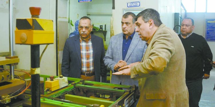وزير الإنتاج الحربى يتابع سير العمل فى «قها للصناعات الكيماوية»