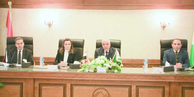 منافذ رمضان تمتد إلى قرى الجيزة.. والمحافظ يطمئن على الاستعدادات