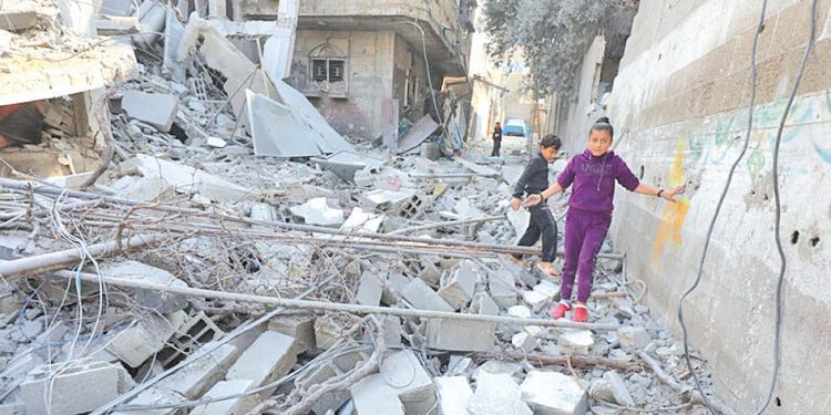 اشتباكات بحى الزيتون.. والاحتلال يطالب سكان الشجاعية بمغادرة المنازل