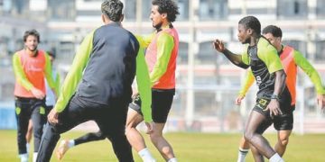 الكأس حائرة بين غموض الأبيض وسطوع الأحمر