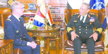 قائد القوات البحرية يلتقى قائد المنطقة البحرية للمحيط الهندى والبحر الأحمر للقوات البحرية الفرنسية