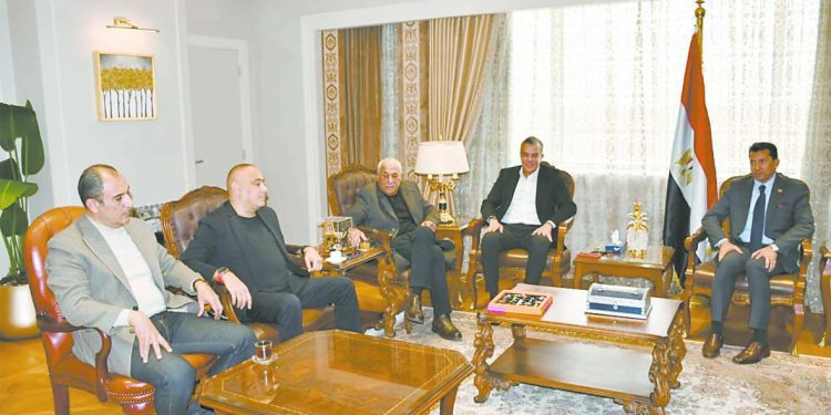 وزير الشباب والرياضة يبحث استعدادات الأهلى والزمالك لنهائى كأس مصر بالسعودية