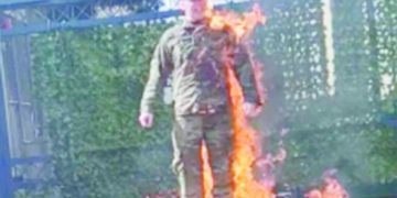 قنبلة «إيهود».. وصرخة «آرون»