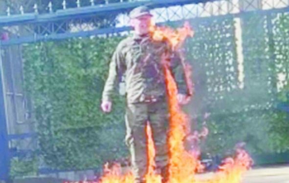 قنبلة «إيهود».. وصرخة «آرون»