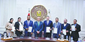وزير العمل يسلم الدفعة الأولى من «الرخص الدائمة» لعدد من مراكز التدريب