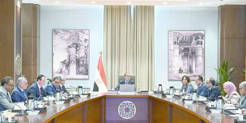 مدبولى يبحث مع وزير الكهرباء حوافز مشروعات الطاقة المتجددة