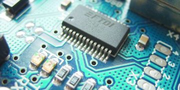 الكأس حائرة بين غموض الأبيض وسطوع الأحمر