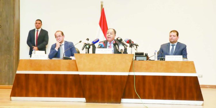 الإفراج عن سلع وبضائع بأكثر من ٣١ مليار دولار منذ أول يناير 1 - جريدة الجمهورية «الفراعنة» يحتفلون بـ «الصدارة»