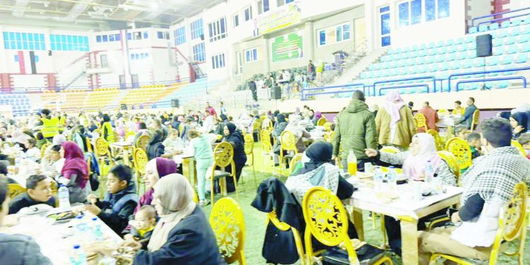 إفطار جماعى للفلسطينيين العالقين فى شمال سيناء 1 - جريدة الجمهورية أزمة عاشور – أبوجبل على صفيح ساخن