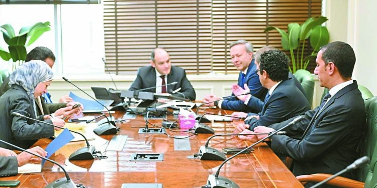 بحث خطة «بوش» للاستثمار والتوسع بالسوق المصرية