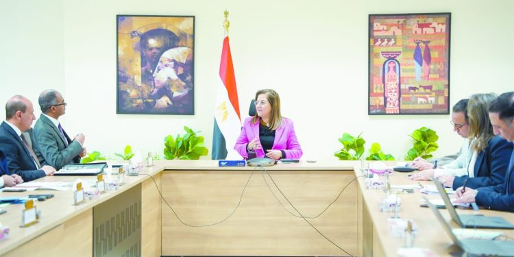 توفير المسكن الملائم.. وأكبر قدر من فرص العمل للعمالة المحلية بالمحافظات