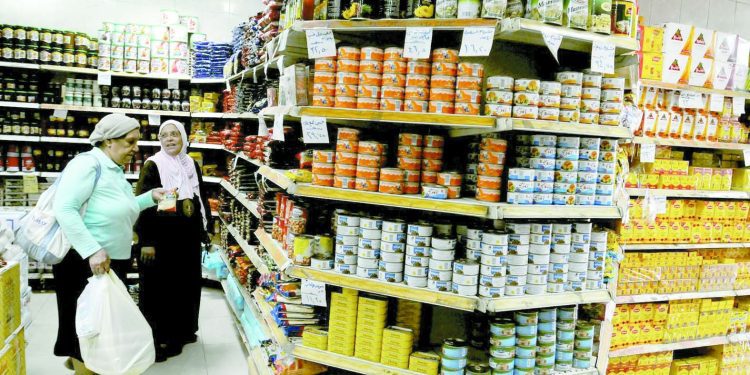 المرأة المصرية.. «امتياز» فى ترشيد الاستهلاك و«التدبير»