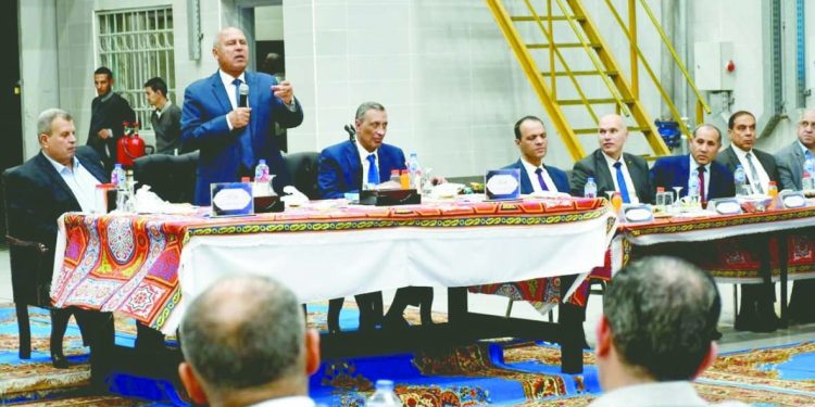 وزير النقل يتفقد ورش ايرماس لخدمات صيانة جرارات السكك الحديد