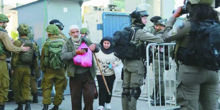 الاحتلال يمنع فلسطينيين من دخول الأقصى لصلاة الجمعة الأخيرة من رمضان