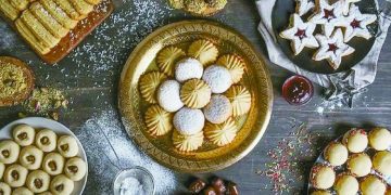 ملابس الأطفال والكعك والبسكويت.. «صناعة منزلية»