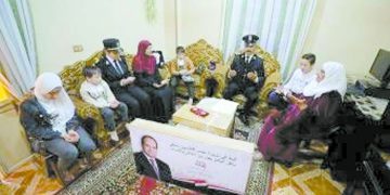 زيارات و«هدايا رئاسية» لأسر شهداء الشرطة