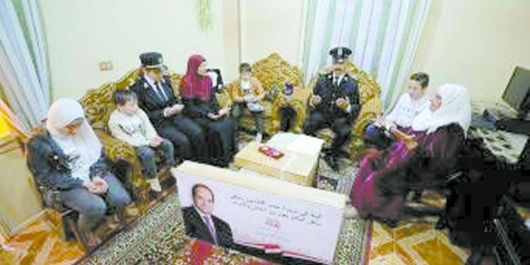 زيارات و«هدايا رئاسية» لأسر شهداء الشرطة