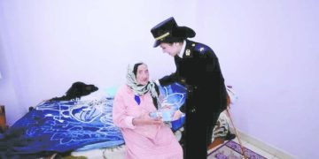 رجال الشرطة شاركوا المواطنين الاحتفال بالعيد فى الميادين