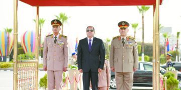 السيسى يضع إكليلاً من الزهور على النصب التذكارى للجندى المجهول