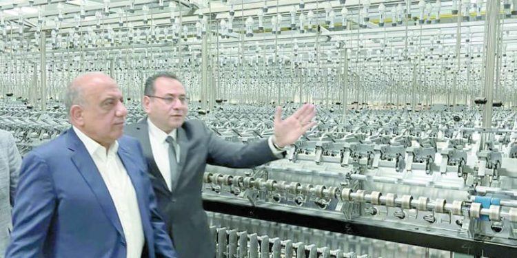 وزير قطاع الأعمال فى أكبر قلاع النسيج بالعالم: إنتاج «غزل 4» محجوز بالكامل للتصدير حتى نهاية العام 1 - جريدة الجمهورية جمهور الأهلى..«حماه» لا صوت يعلو فوق النهائى الأفريقى