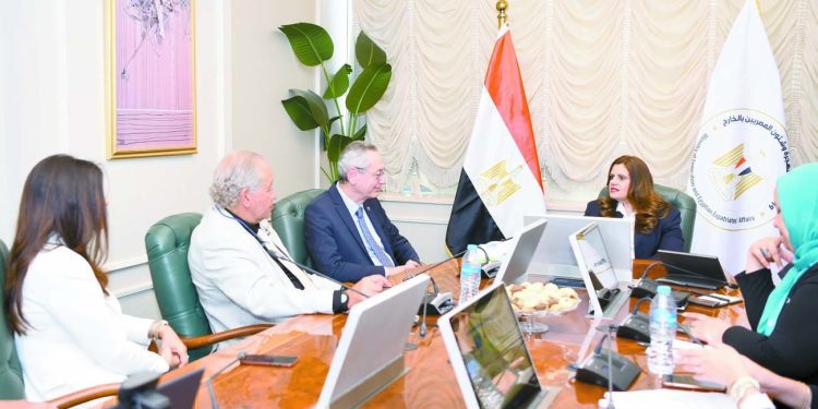 وزيرة الهجرة: تدريب وتأهيل الشباب المصرى وفقًا للمعايير العالمية 1 - جريدة الجمهورية تغيير الهوية البصرية للطريق الدائرى