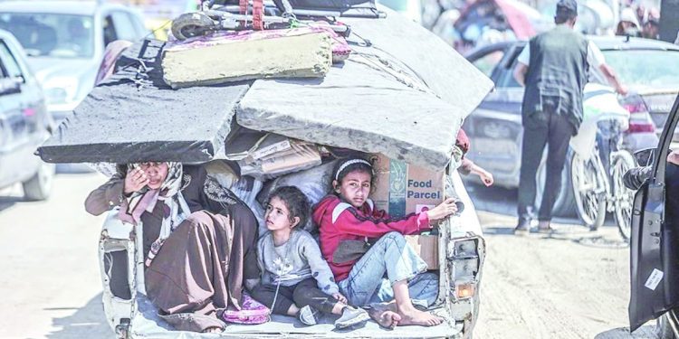 الكارثة.. آهات النازحين ترتفع.. الالآف يغادرون هربا من الموت إلى المجهول