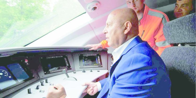 يصل مصر فى أكتوبر من ألمانيا: وزير النقل يجرى اختبار القيادة لـ «أول قطار كهربائى سريع»