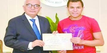 بعد تكريم وزير التعليم له لابتكاره «الطاهى الشمسى»