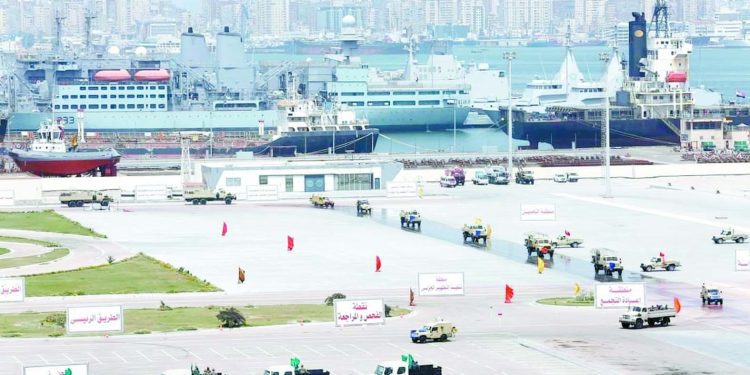 الفريق أسامة عسكر يتفقد أحد الأنشطة التدريبية بالقوات البحرية