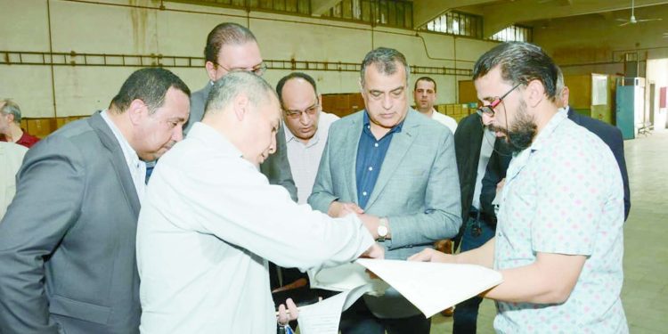 وزير الإنتاج الحربى.. خلال زيارتها لمفاجئة لشركة «بنها»:الدولة حريصة على «توطين الصناعات الإلكترونية»