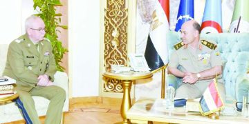 الفريق أسامة عسكر خلال لقائه مدير فريق الموظفين العسكريين الدولى