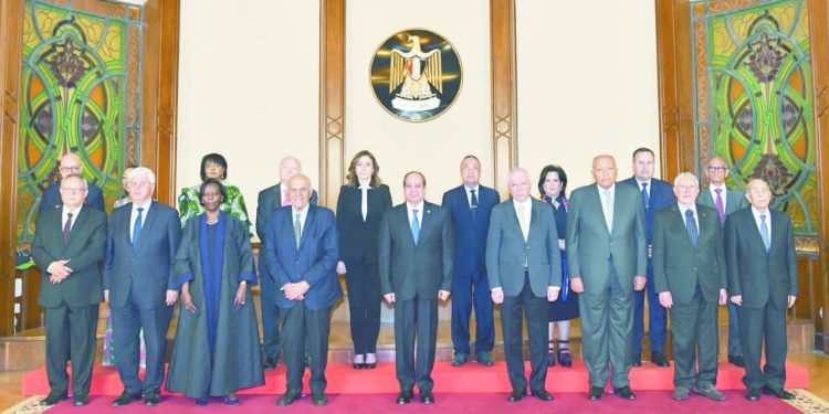 الرئيس السيسى خلال استقبال مجلس أمناء مكتبة الإسكندرية 1 - جريدة الجمهورية الرئيس السيسى خلال استقبال مجلس أمناء مكتبة الإسكندرية