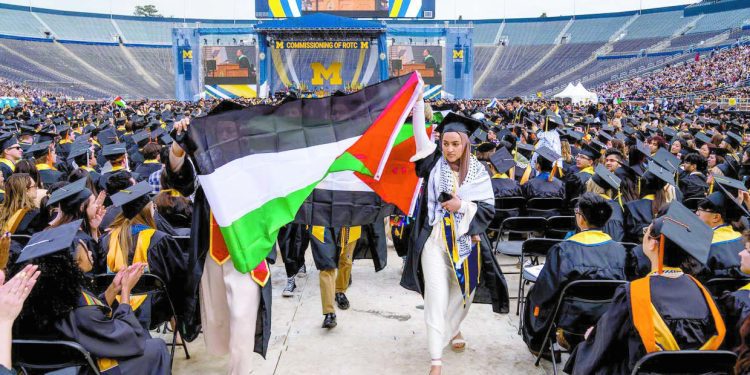 رفعتا علم فلسطين.. بدلاً من شهادة التخرج: طالبتان مصريتان «تُحرجان أمريكا» 1 - جريدة الجمهورية رفعتا علم فلسطين.. بدلاً من شهادة التخرج: طالبتان مصريتان «تُحرجان أمريكا»