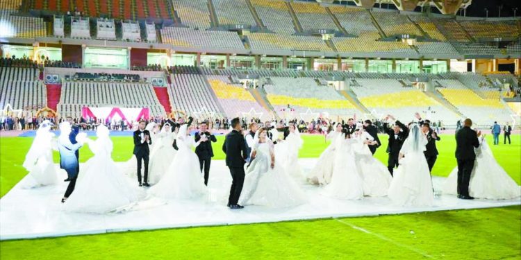 المنطقة الشمالية العسكرية تنظم حفل زفاف جماعياً لـ 500 شاب وفتاة من الأسر الأكثر احتياجاً 1 - جريدة الجمهورية دينا مشرف:الميدالية الأولمبية.. حلمى