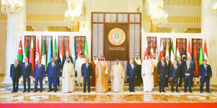 اهتمام إعلامى كبير بحضور السيسى.. ولقائه العاهل البحرينى